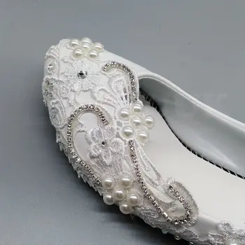 Dantel kristal beyaz düğün ayakkabı kadın düşük 4 cm blok topuk yuvarlak toes slip on el yapımı fildişi inciler gelinler düğün ayakkabı pompaları